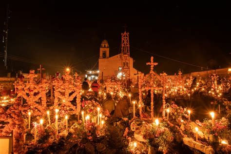 La Noche de los Muertos – Une Explosion Vibrant de Couleurs Folkloriques et d’Émotions Brutes!