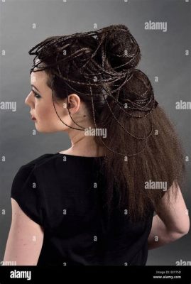  La Tête de Femme à la Coiffure Elaborée ? Une Étude sur les Défis du Temps et de l'Imaginaire