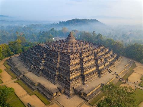  Le Relief de Borobudur, Un Mystère Sculptural aux Mille Visages !