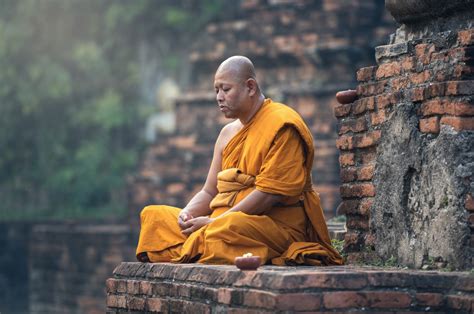 Reclining Arhat  : Un Portrait de Sérénité et de Contemplation Mystique en Goryeo!